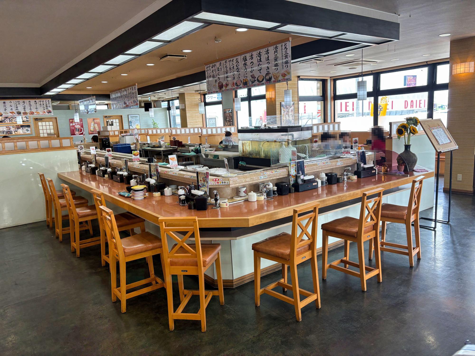 回転寿司 与三郎北海道 店内