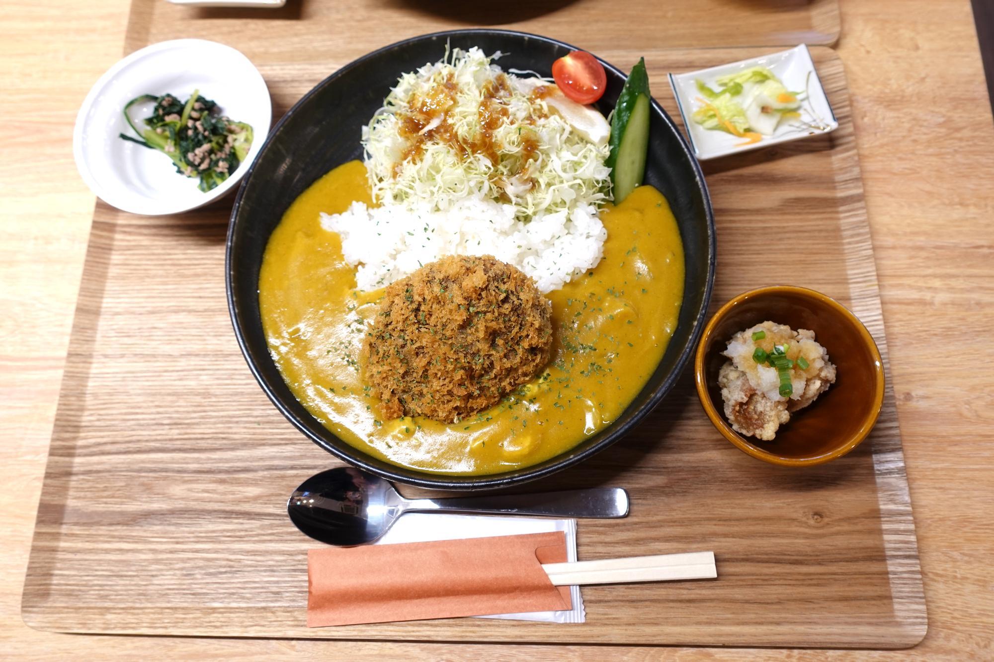 「きちんとごはん 虹」幸せの黄色いメンチカツカレー