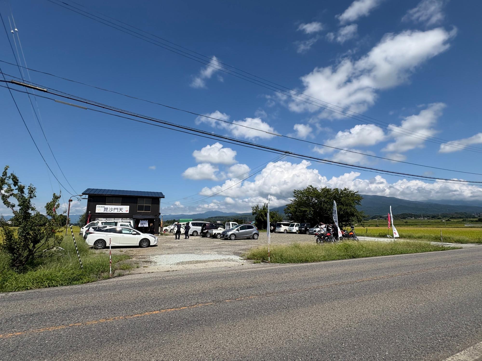 麺とお米の毘沙門天 店舗外観 駐車場