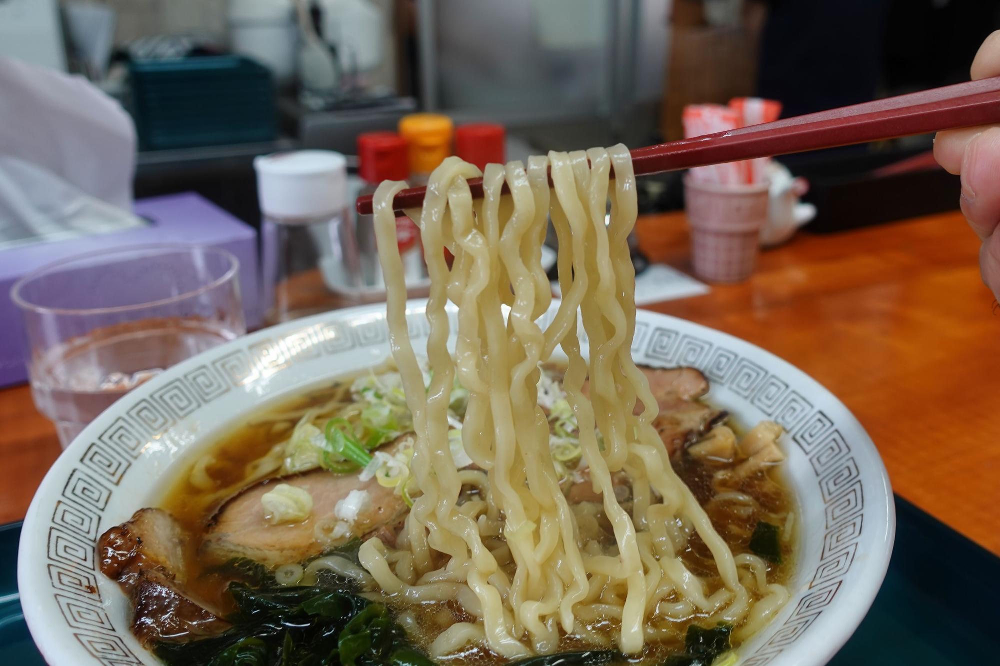 あいすや本町 醤油ラーメン 麺リフトアップ