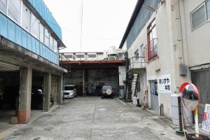 あいすや本町 店舗 外観 駐車場