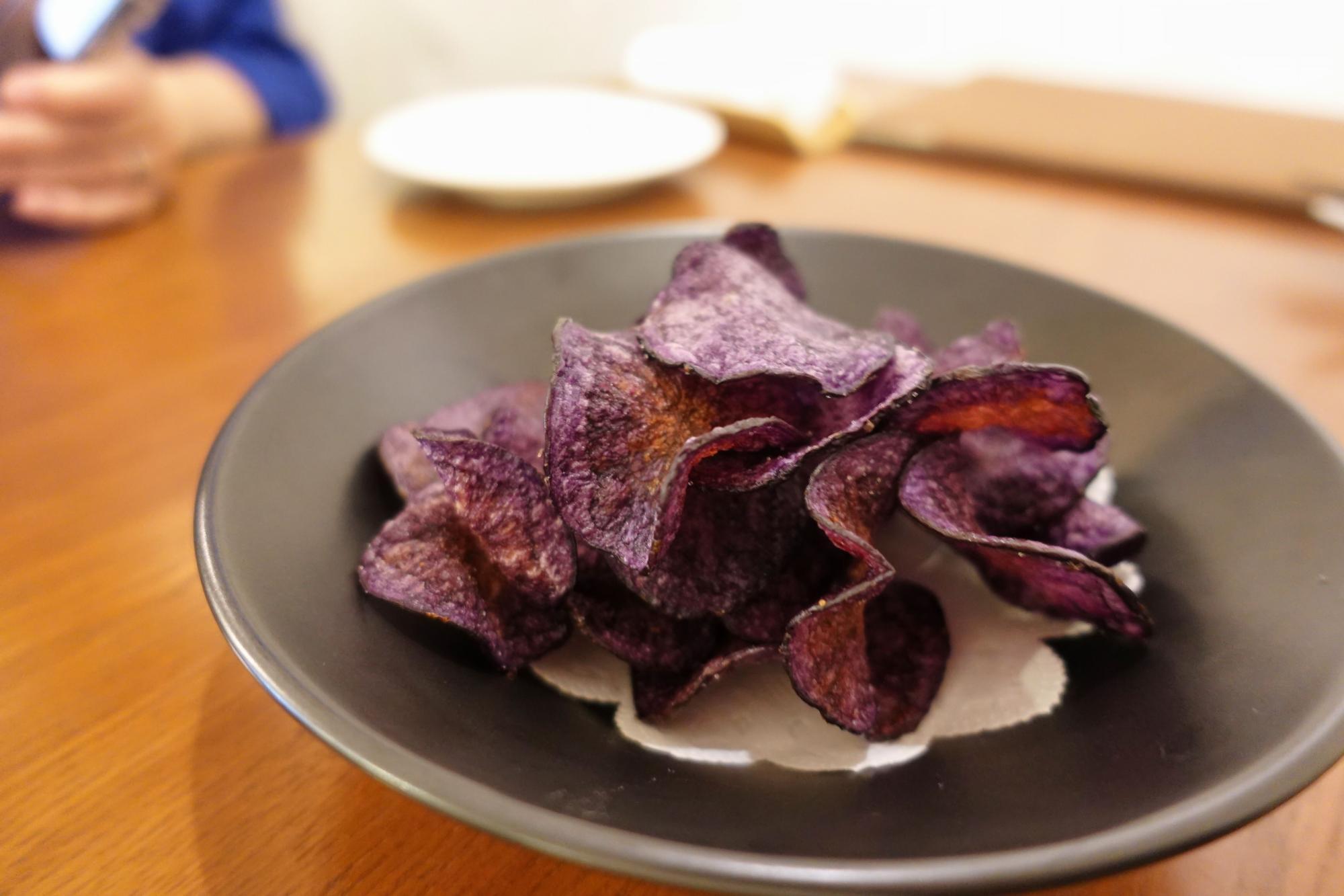 ワインバー ココット つきだし 自家製ポテトチップス