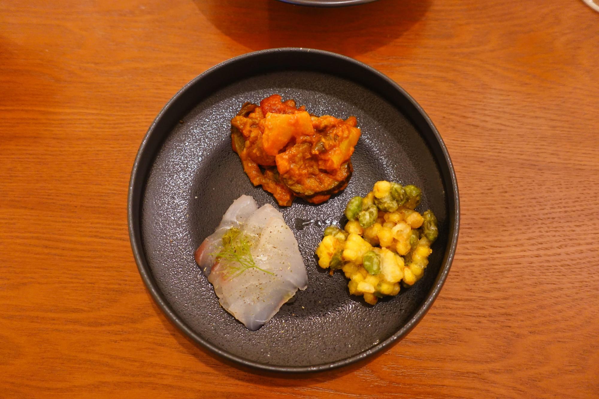 ワインバー ココット ヒラメのカルパッチョ、ラタトゥイユ、とうもろこしとそら豆の揚げ物