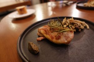 ワインバー ココット  チキン ローストニンニクとローズマリー風味