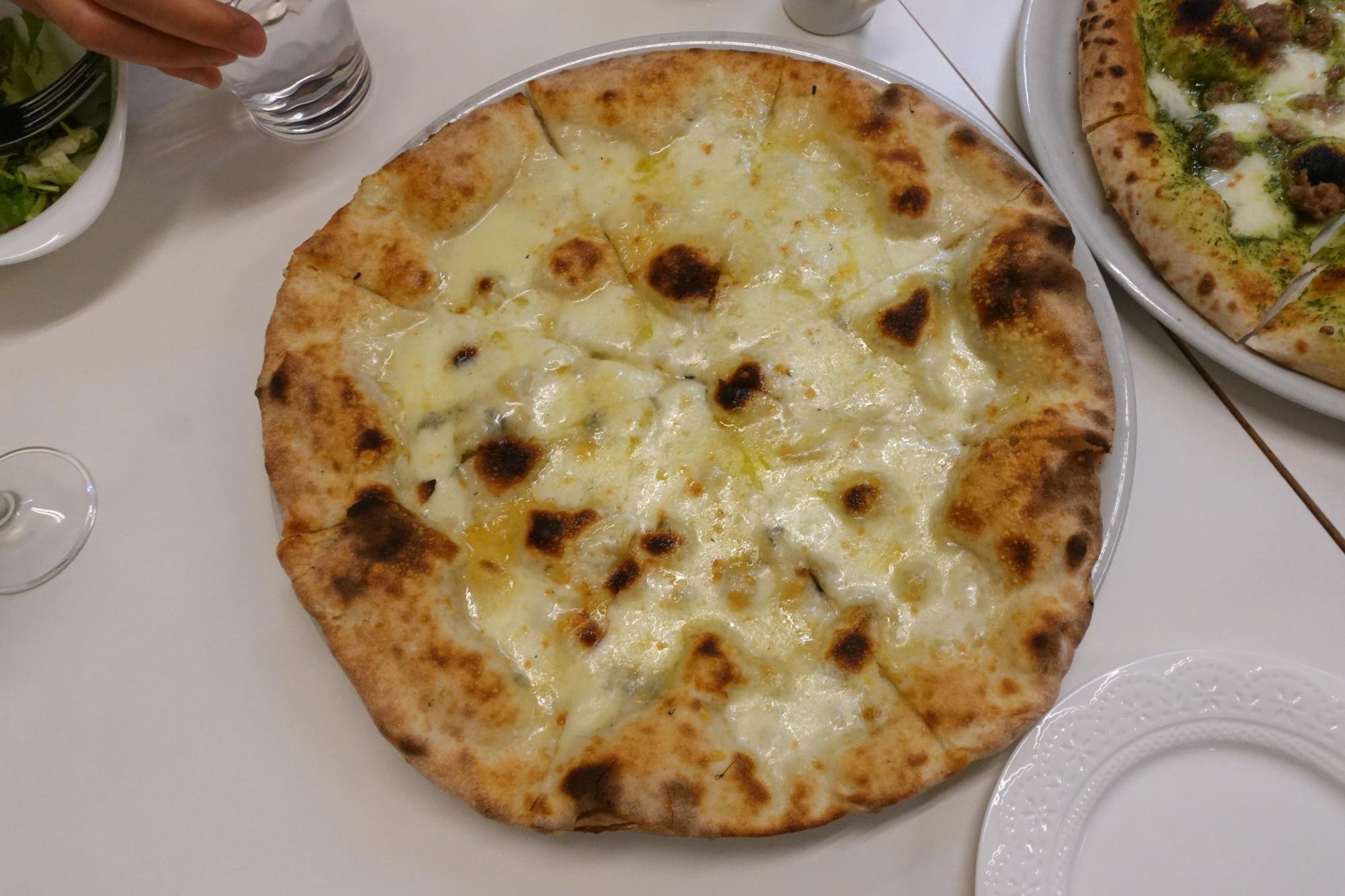 ダ チーロ(Pizzeria Da Ciro) クワトロフォルマッジ