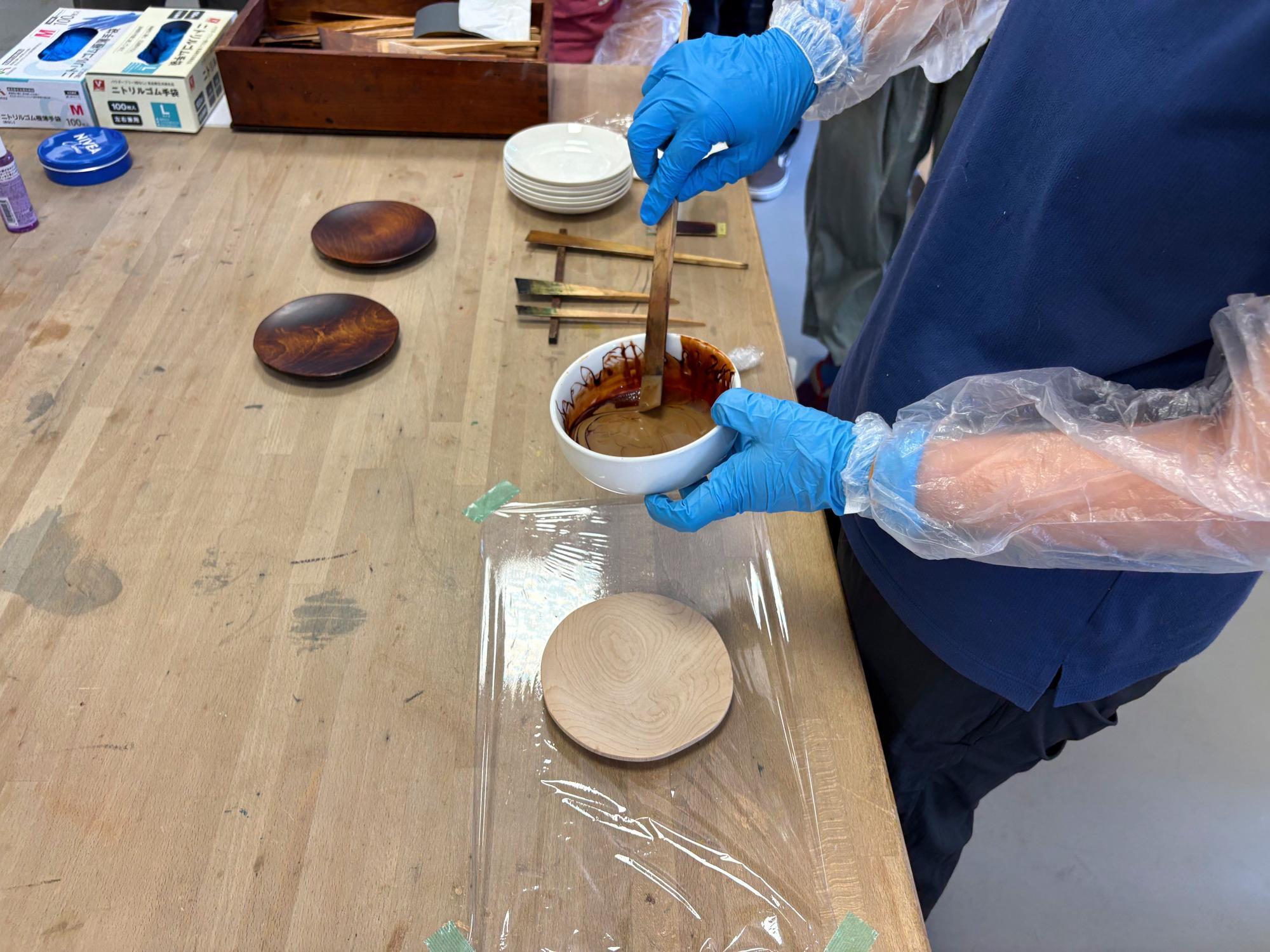 和合亮一さんと歩く「おとなの遠足」第3回 拭き漆 ワークショップ