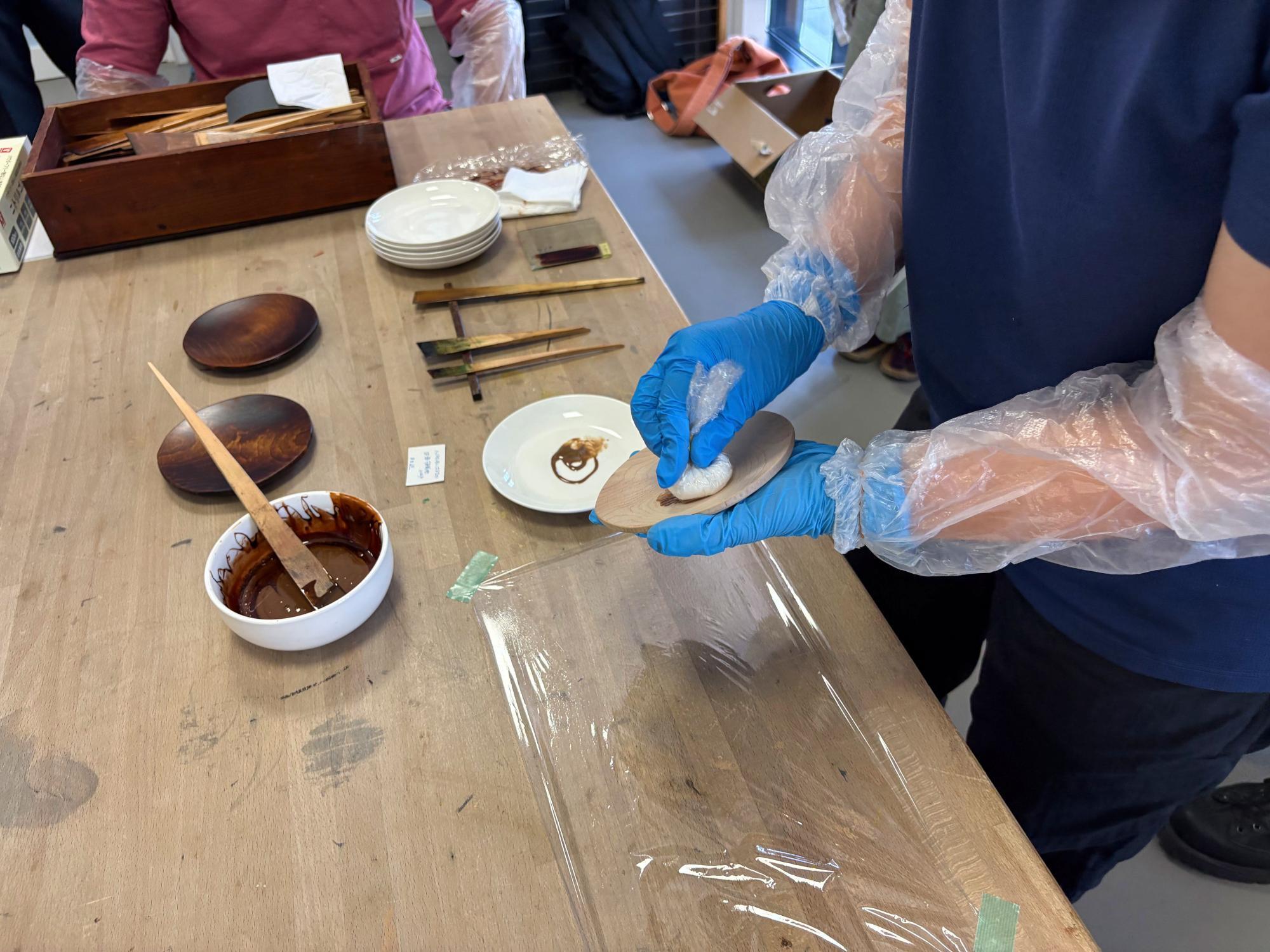 和合亮一さんと歩く「おとなの遠足」第3回 拭き漆 ワークショップ