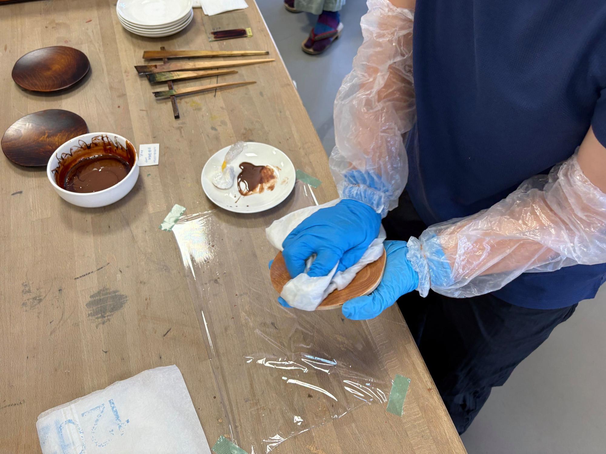 和合亮一さんと歩く「おとなの遠足」第3回 拭き漆 ワークショップ