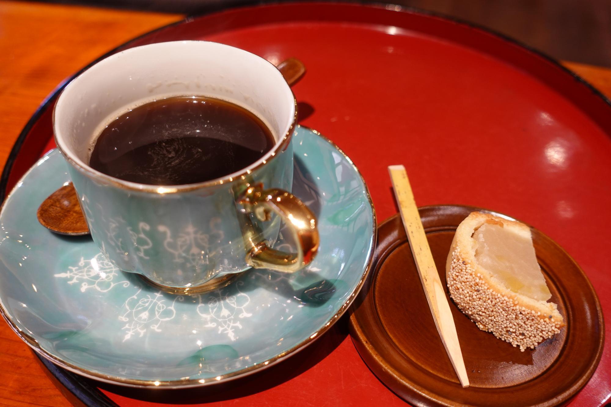 そば処 さくら コーヒーに饅頭