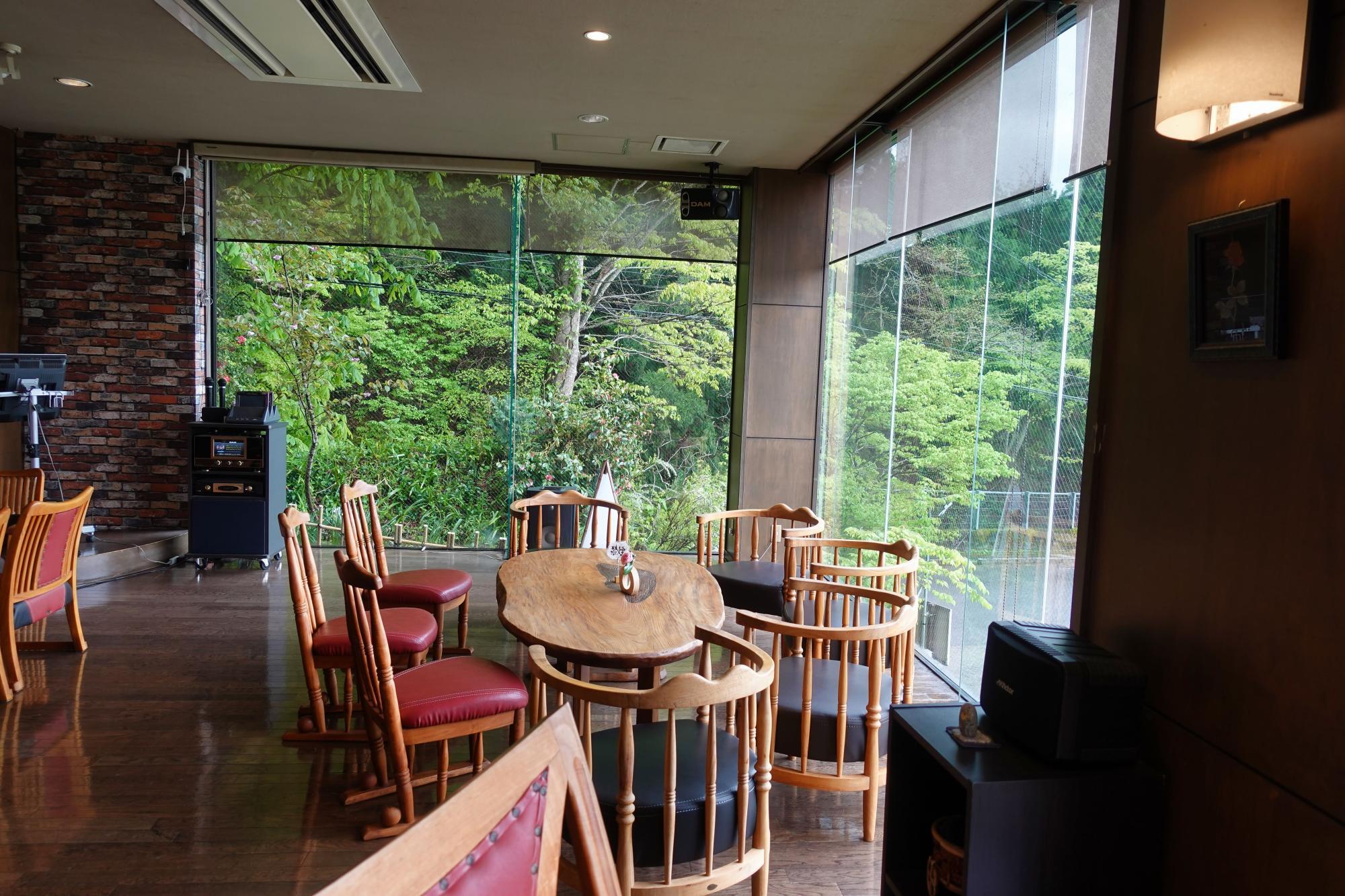 ラウンジ「飯豊りんどう」