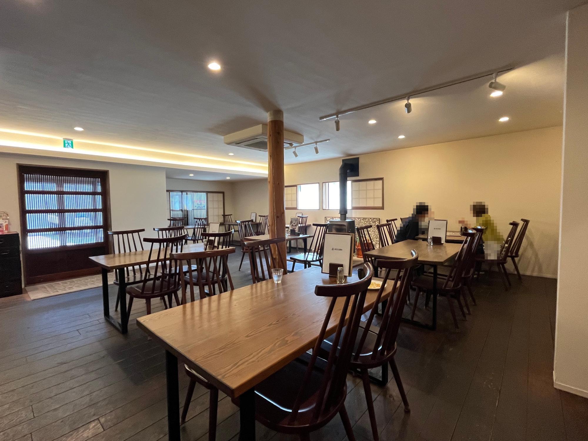 デッコラ(DECCORA) 店内