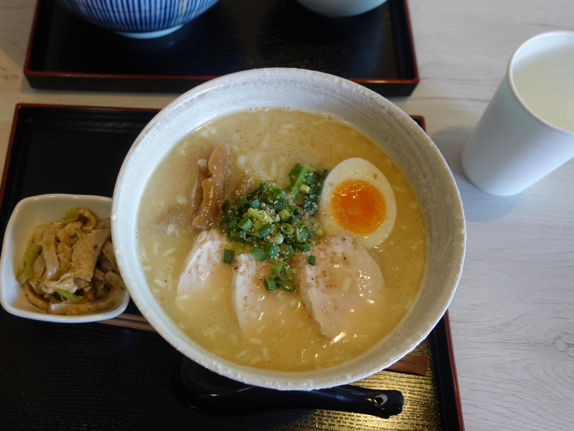 俺いのラーメン 白いスープの塩ラーメン