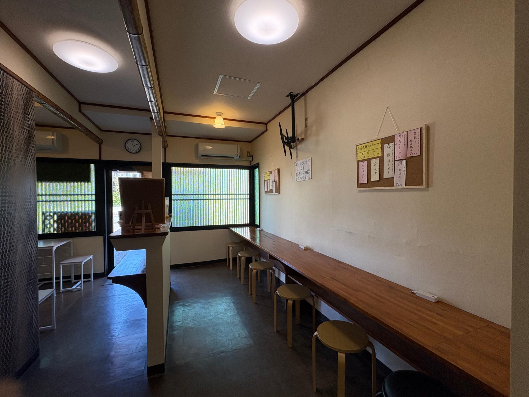 俺いのラーメン 店内