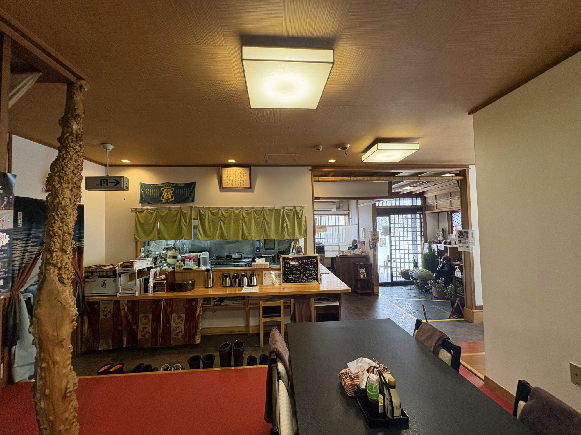 割烹 芳登里（ほとり） カウンター席と入口