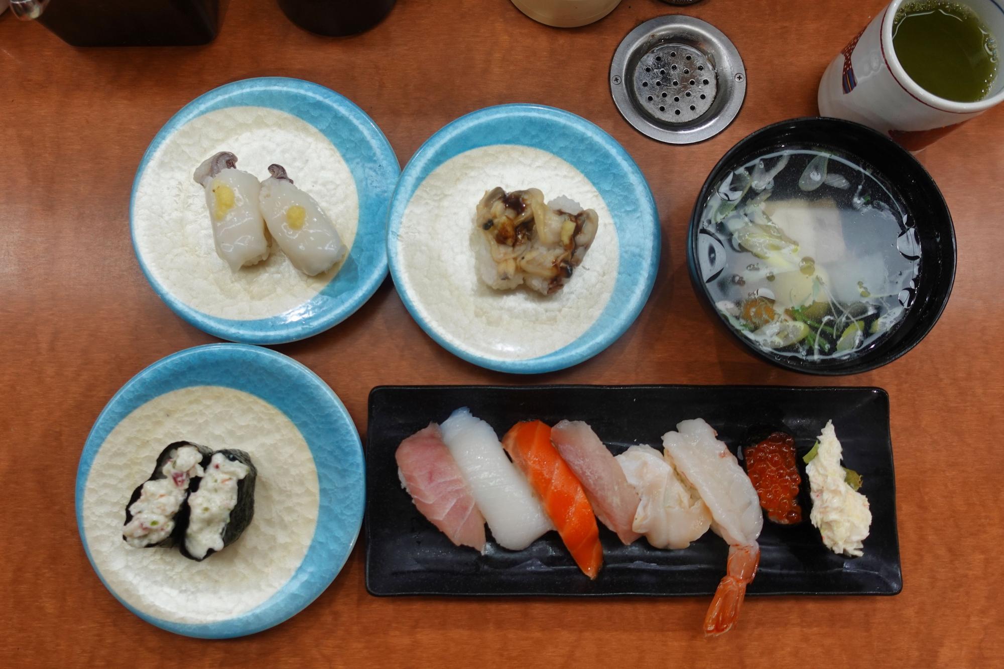 回転寿司 与三郎北海道　夜ランチ Aセットと追加皿。