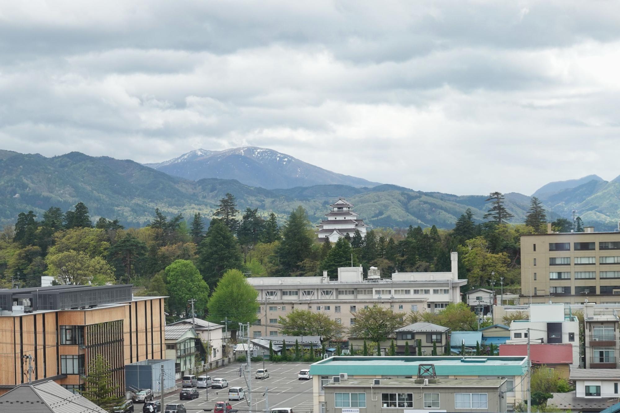 会津若松市役所 新庁舎 5階 6階の待合ミーティングスペース（展望室）からの鶴ヶ城(若松城)