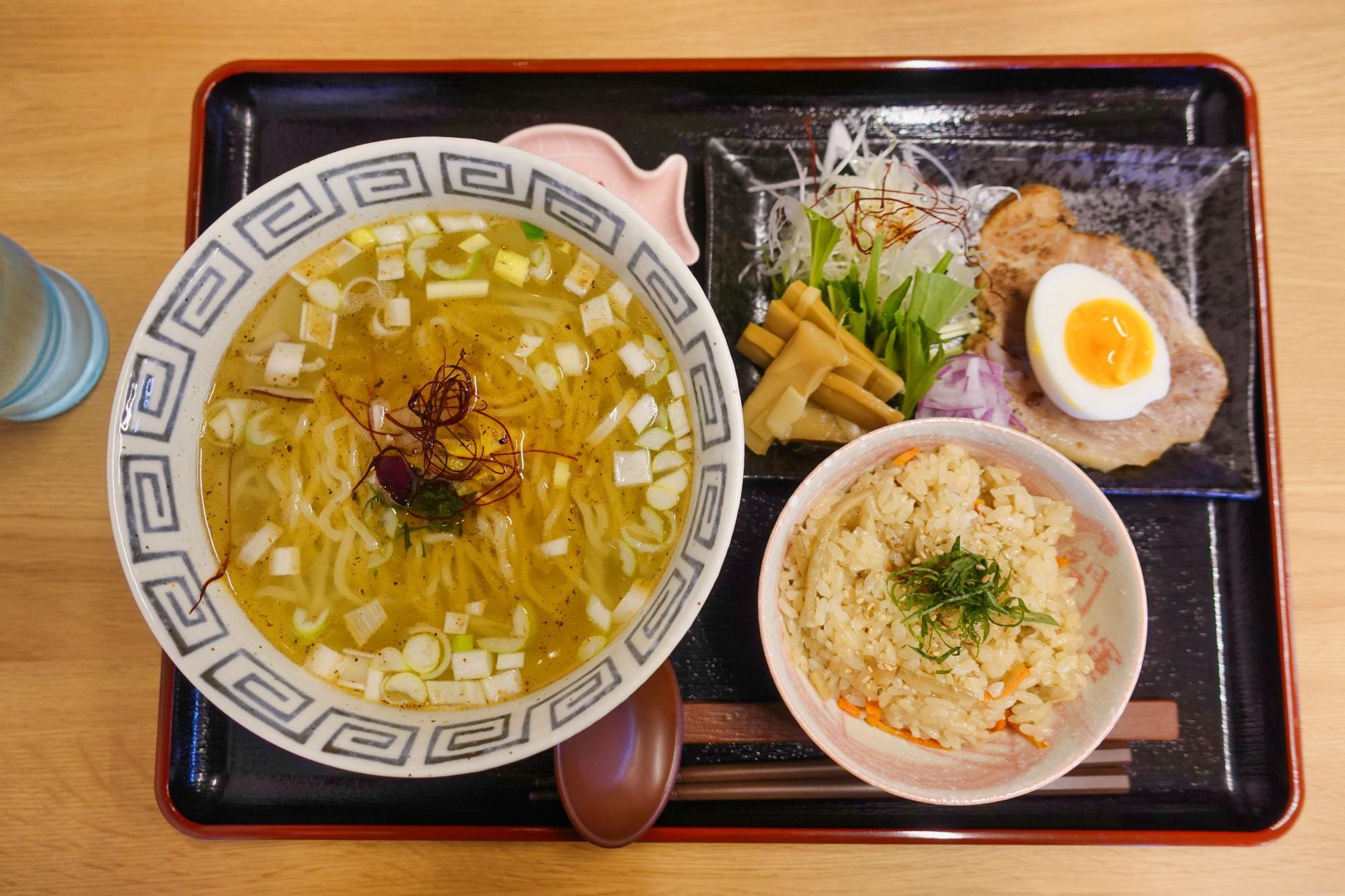 海風堂(シーフードウ) 煮干し香る 塩そば + セット飯