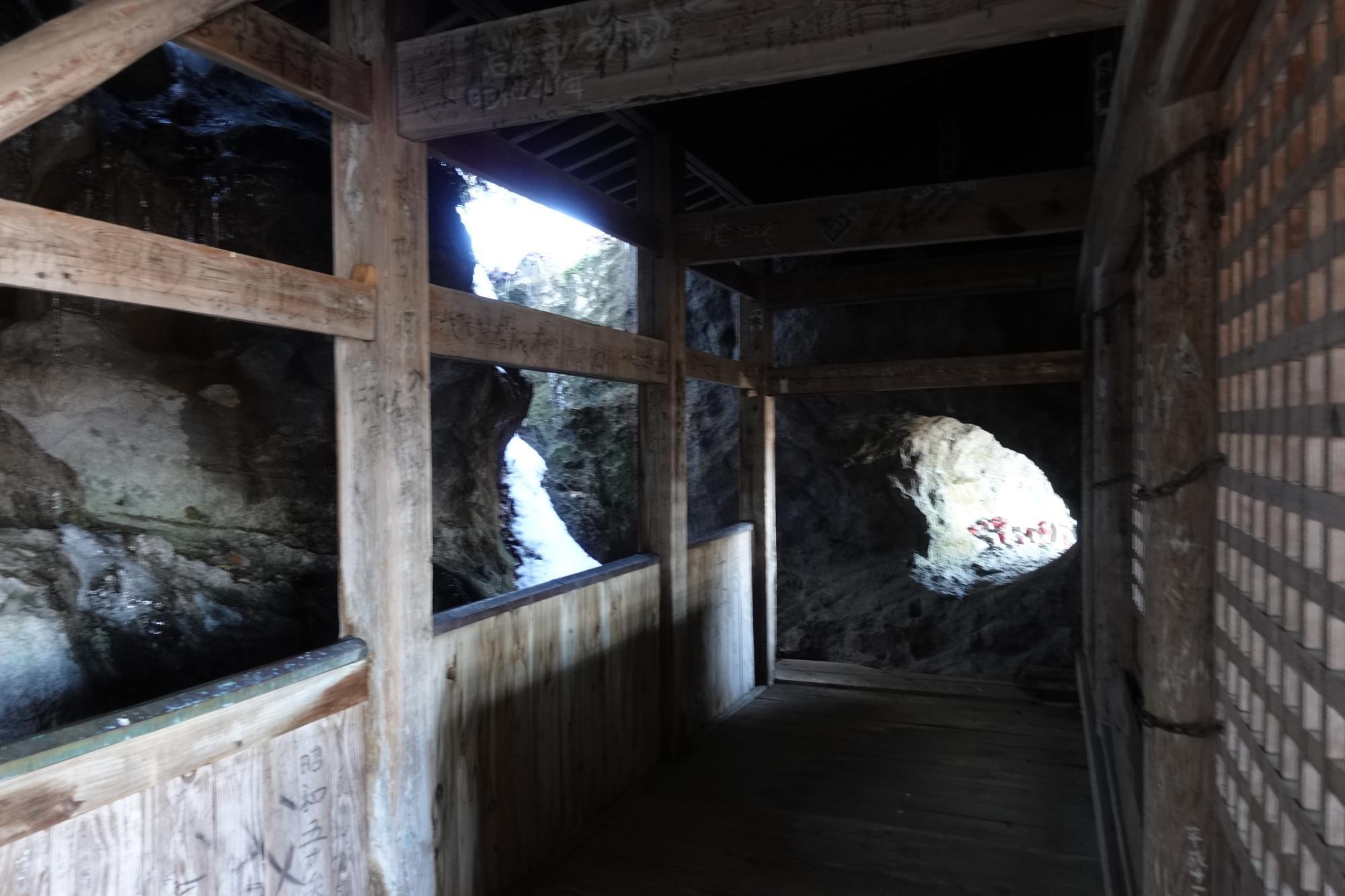 左下り観音堂 山側