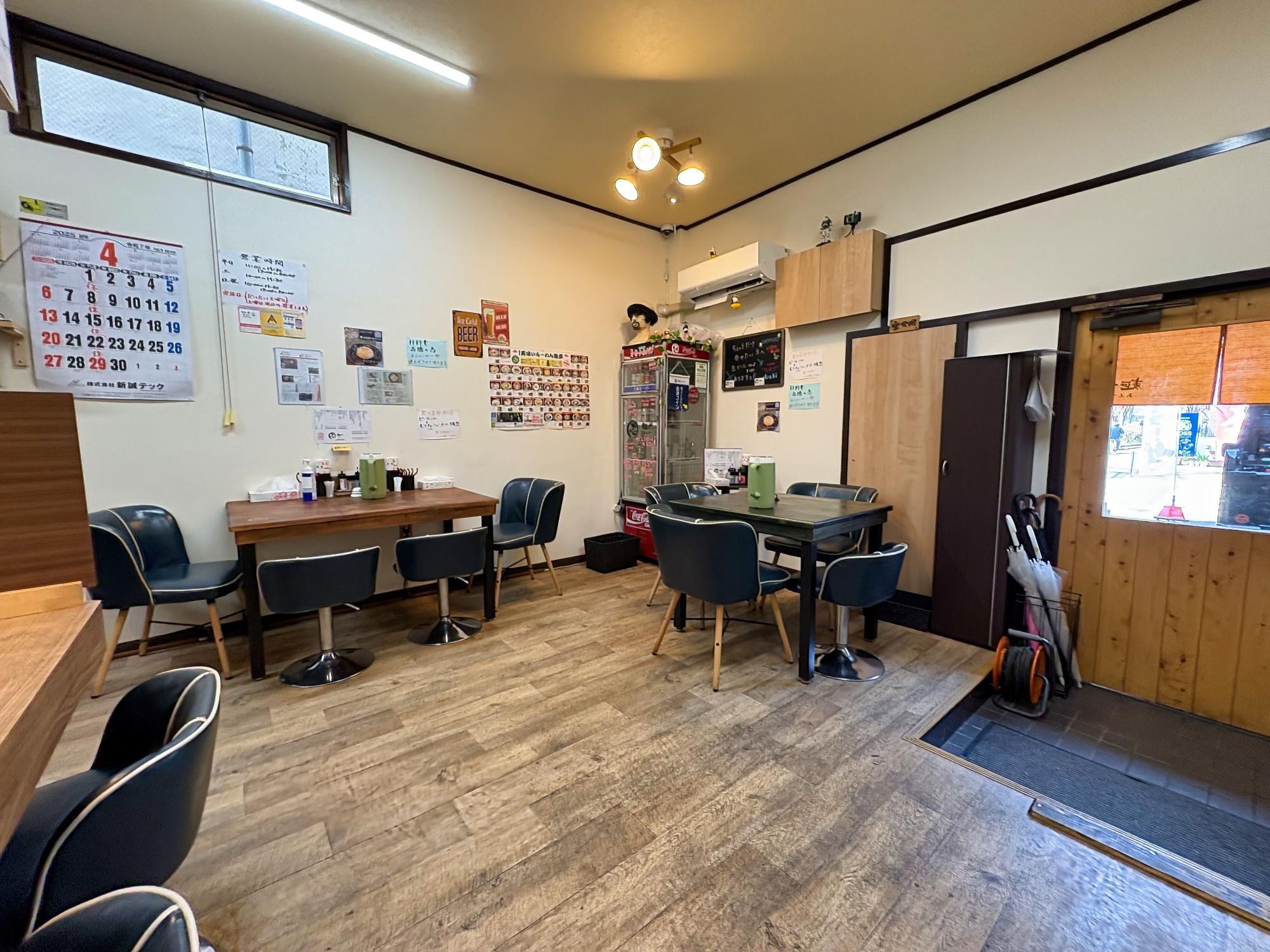 麺や あくつ 店内 テーブル席