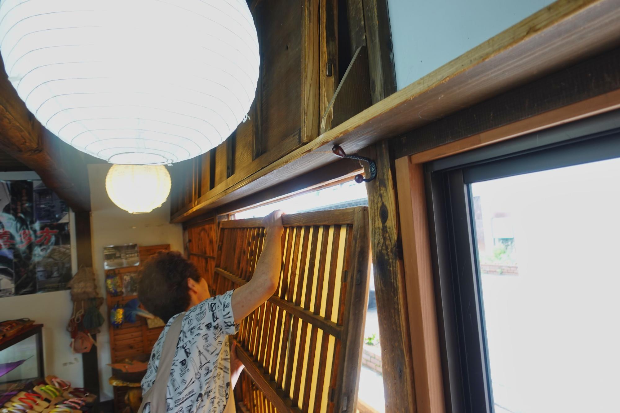 駄菓子屋 鳴海屋 蔀戸（しとみど）