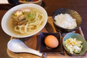 お酒と小料理 いちりん 藻塩のあさり磯うどん と ご飯に卵