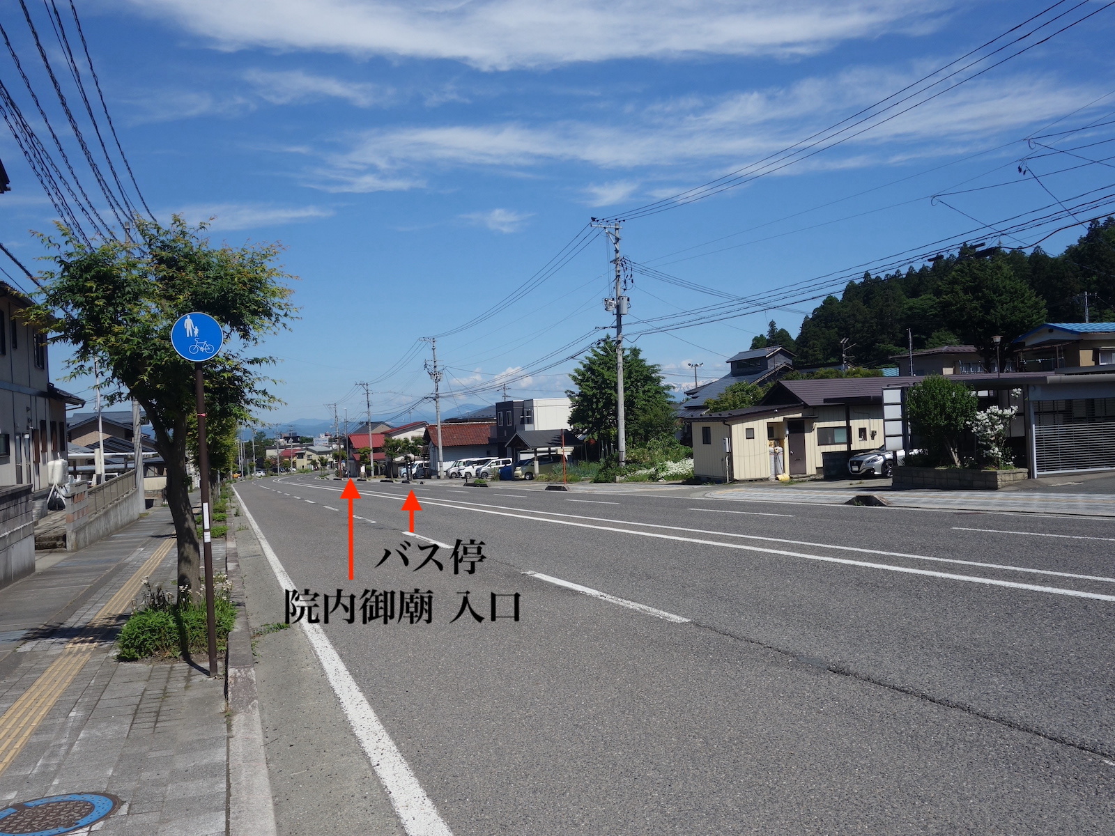 東山温泉共同駐車場から墓所入口を見たところ