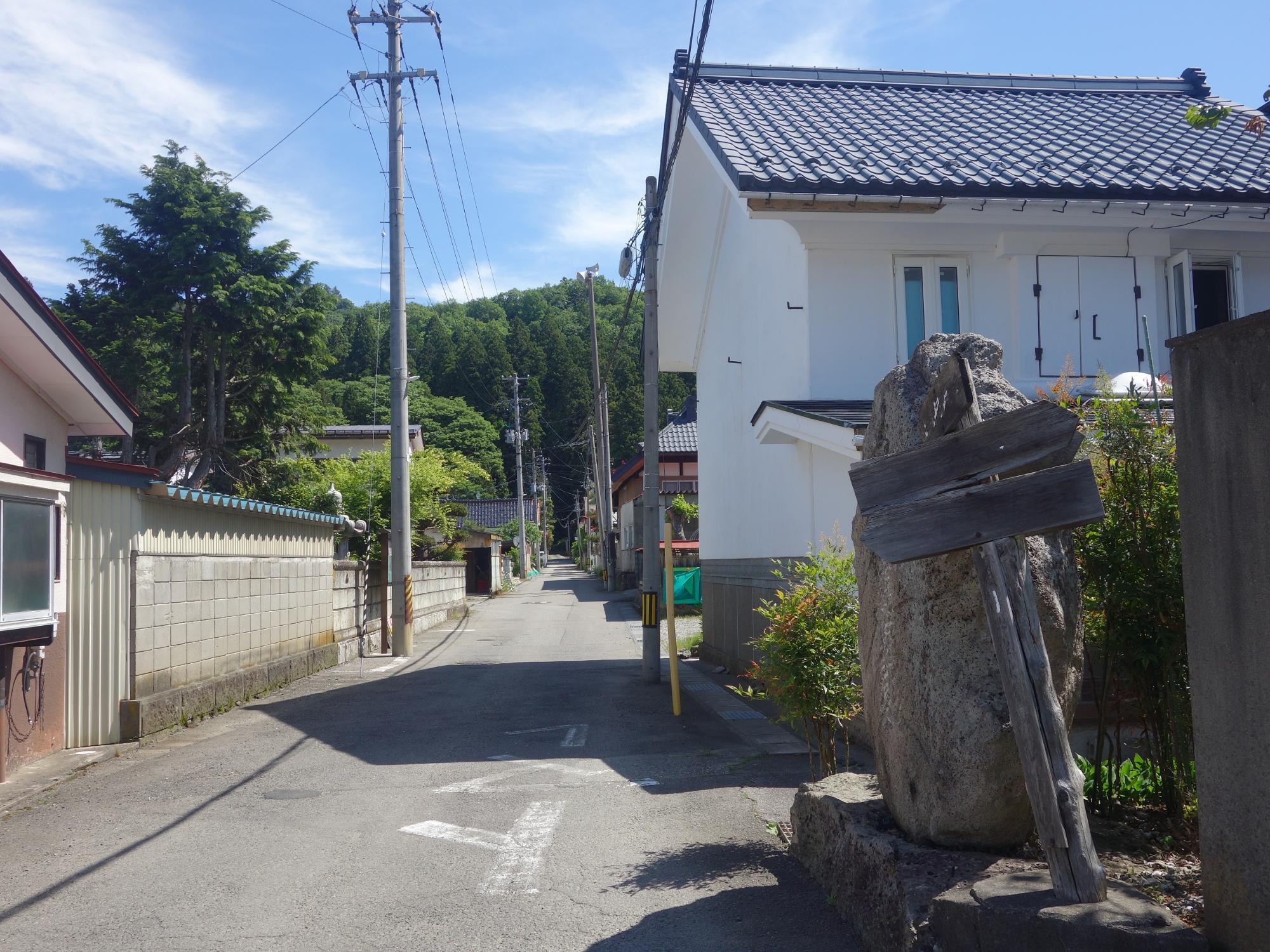 道路から会津藩主松平家墓所へ向かう道