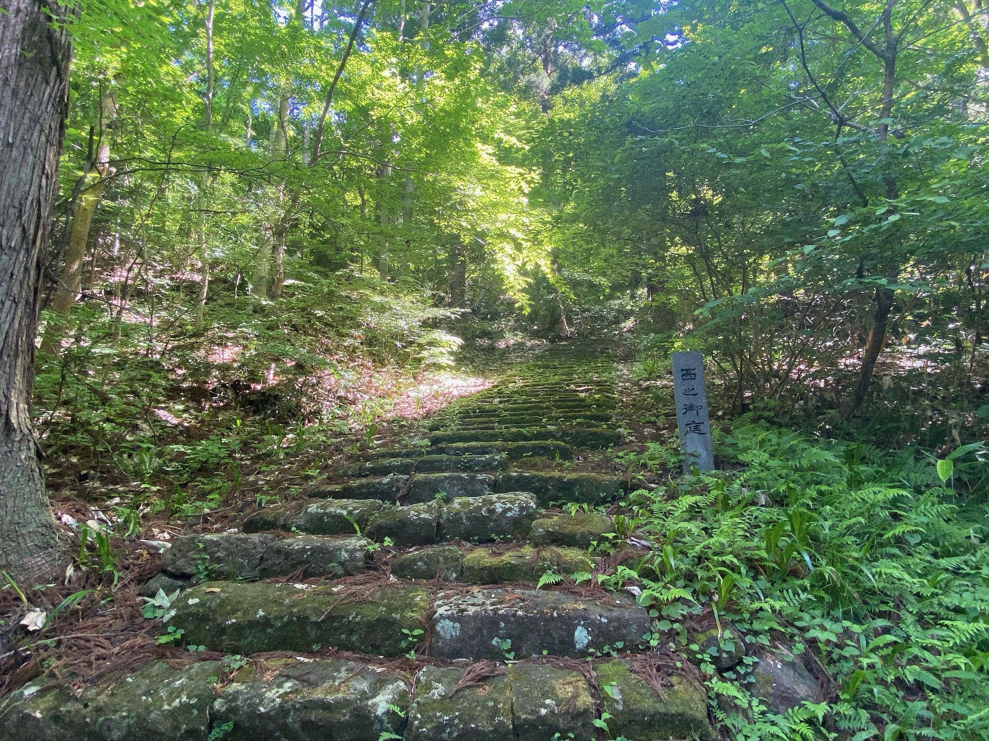 会津藩主松平家墓所 院内御廟 西之御庭 入口