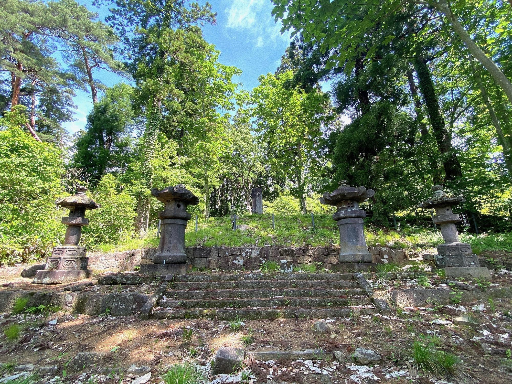 会津藩主松平家墓所 院内御廟 入之峰 表石と鎮石
