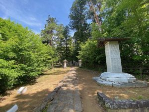 第9代藩主、容保 (かたもり)埋葬地