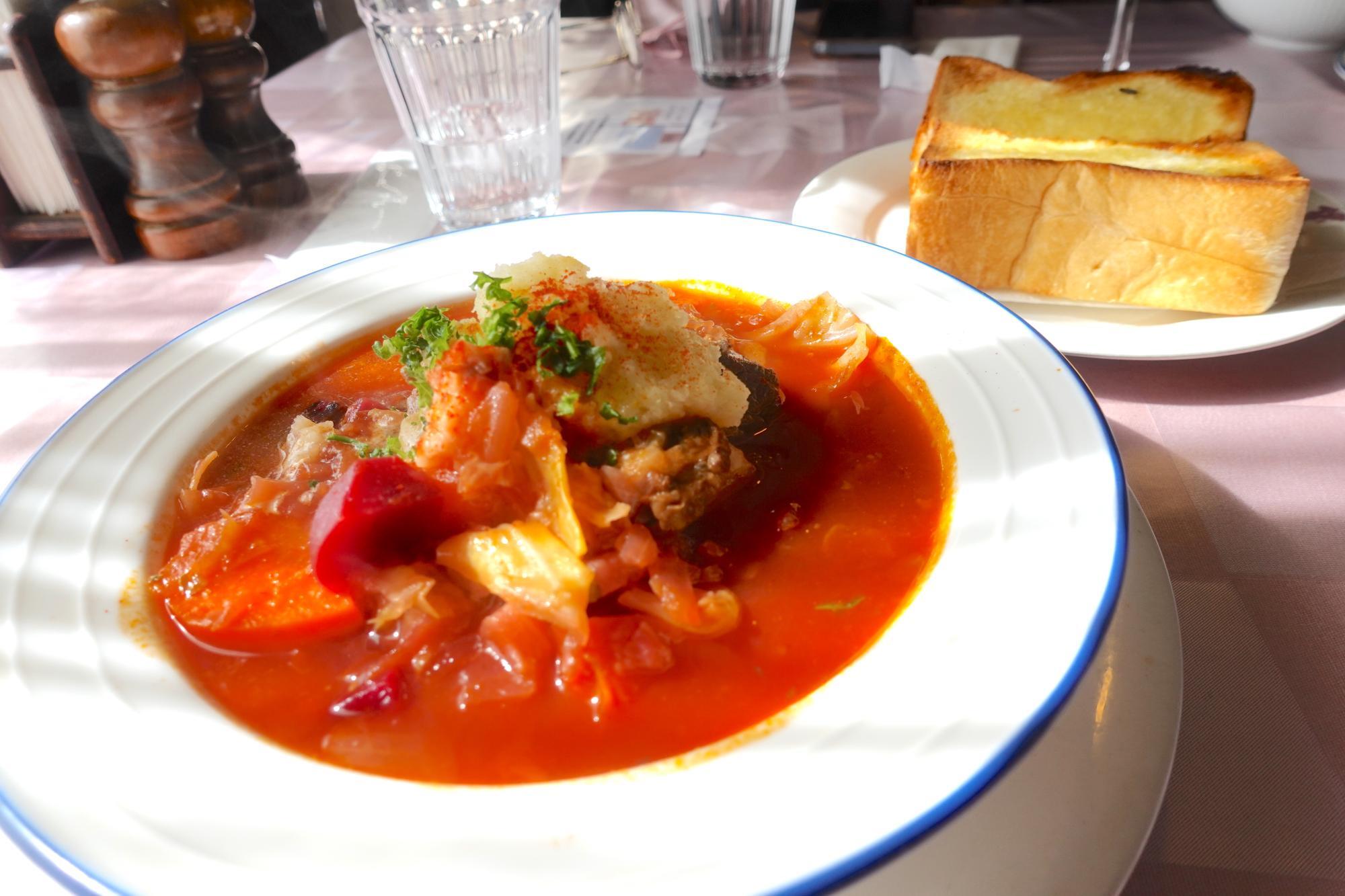 葡萄屋 ボルシチ&トースト アイスクリーム付き