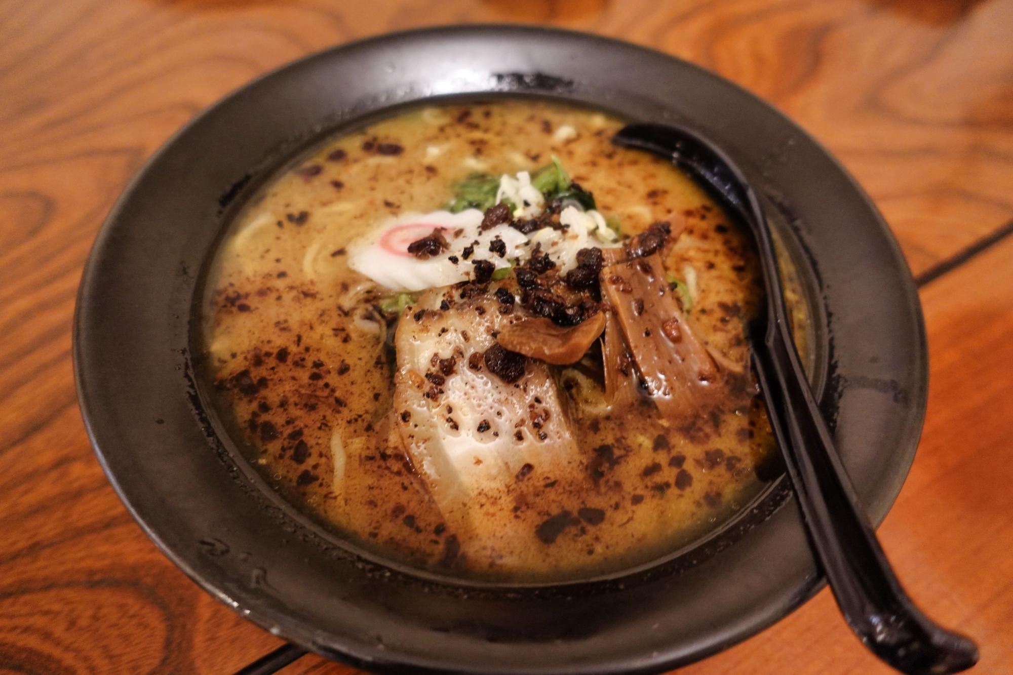 お食事処 あおやま　とんこつラーメン 黒赤