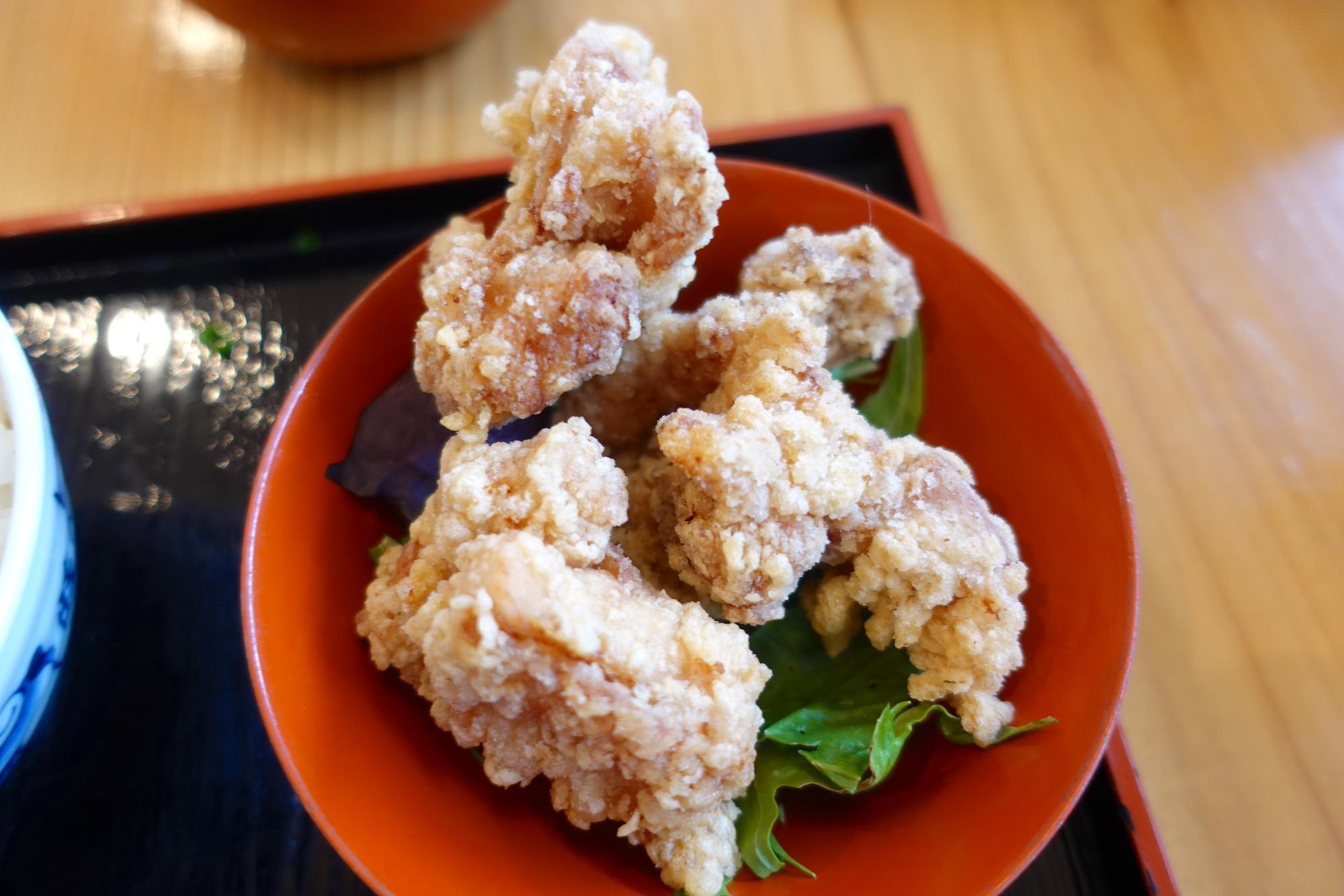 肴家 つかさ 会津山塩ラーメンセットの唐揚げ