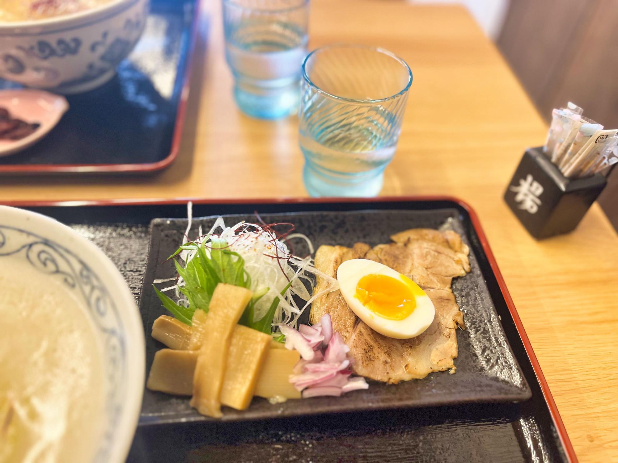 海風堂(シーフードウ)  煮干し香る 塩そば 別皿のトッピング