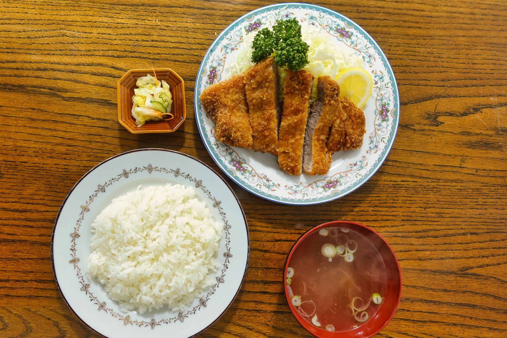 とんかつ栄(さかえ)  ロースとんかつ定食