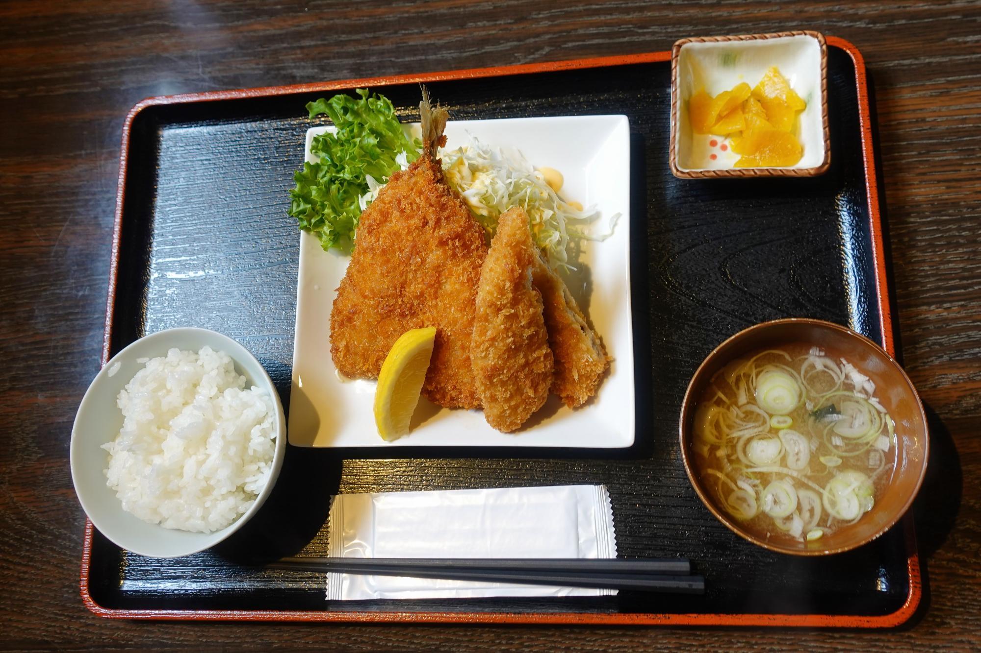 ごはんや華奈/はな 期間限定メニュー アジフライ + 白身魚フライ