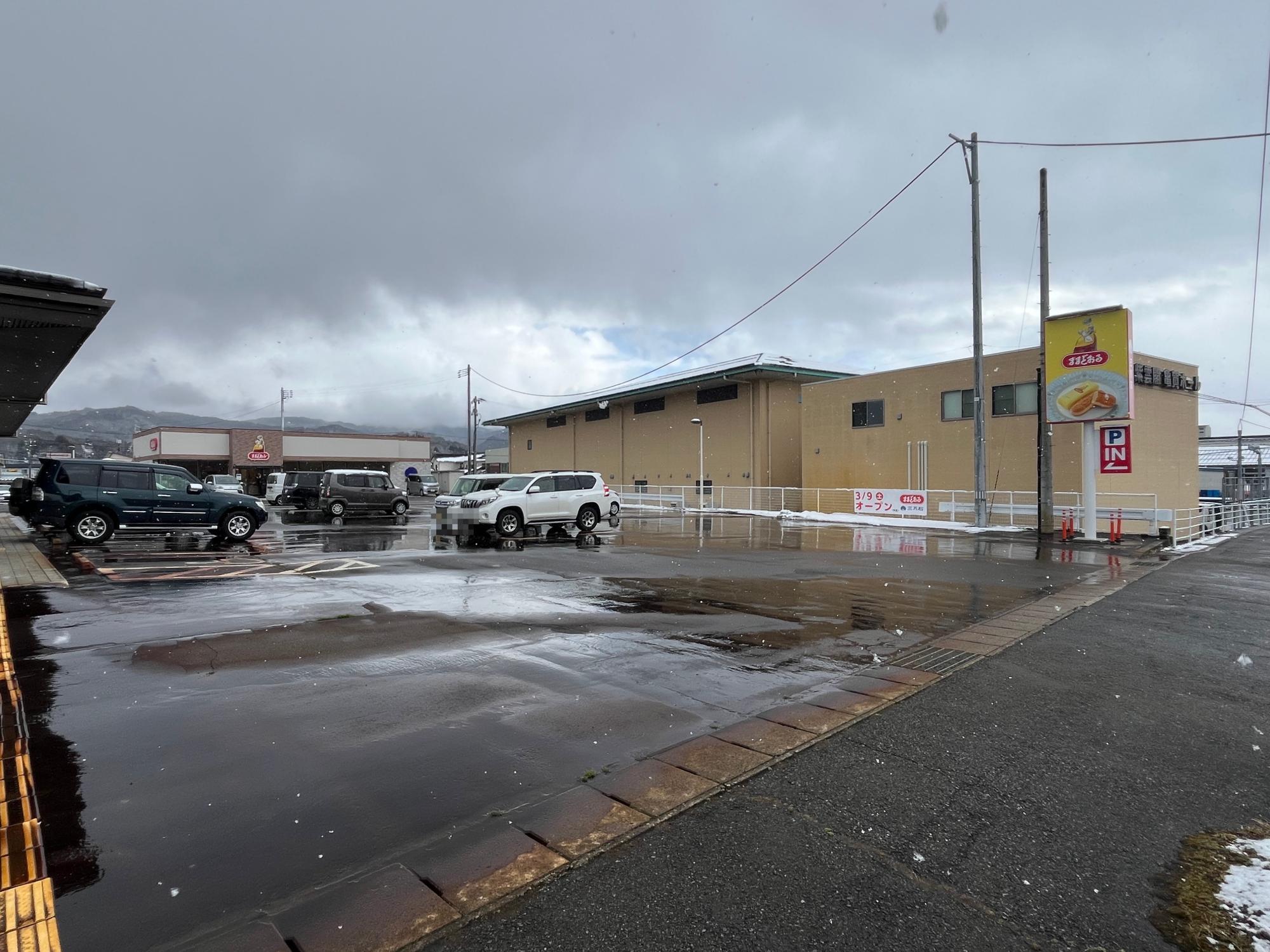三万石 会津若松インター店 外観 駐車場