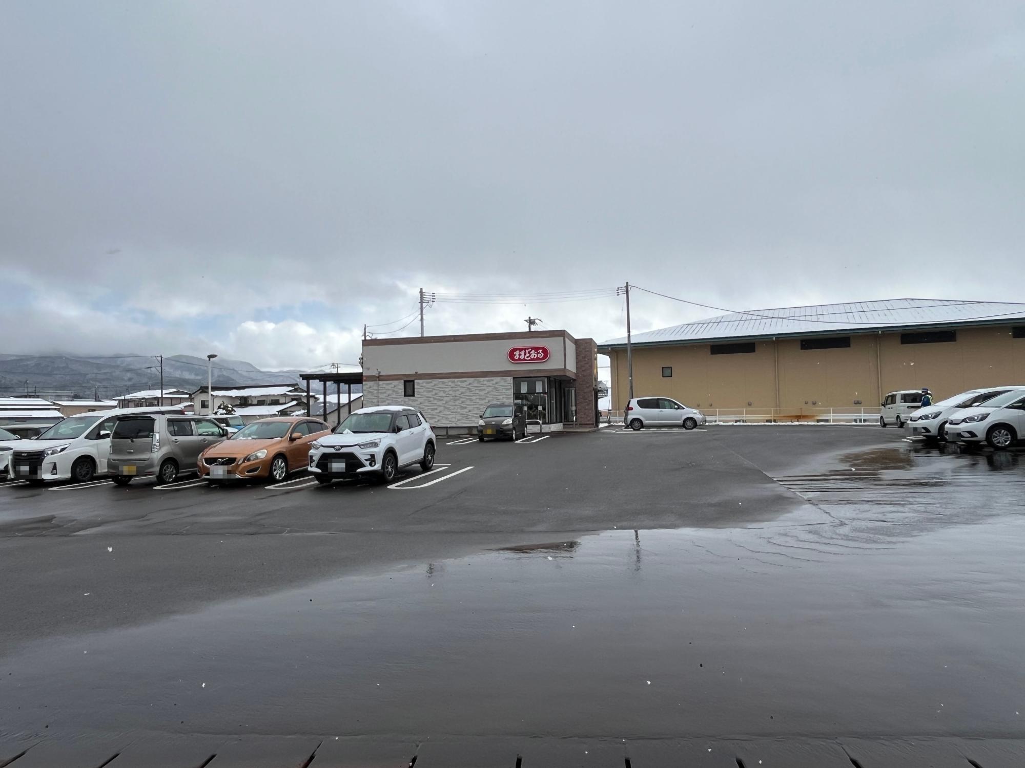 三万石 会津若松インター店 外観 駐車場