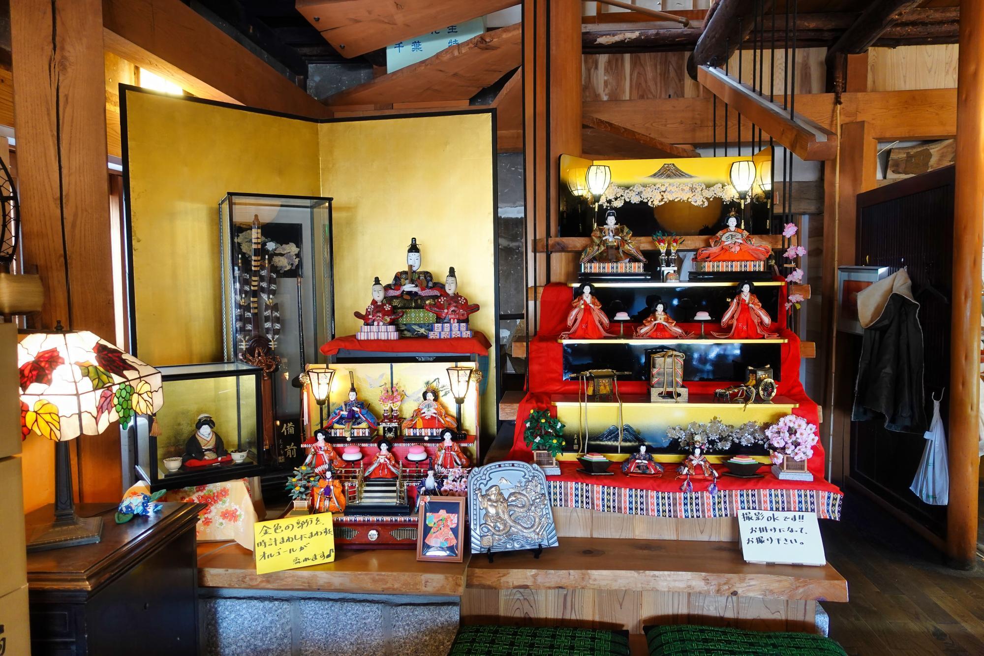 田原屋菓子店 店内 雛飾りに「会津の天神様」