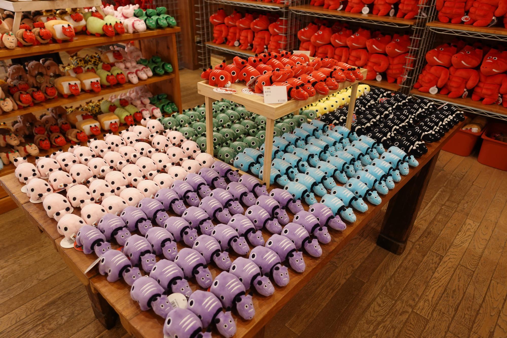 TORCH 会津店 いろとりどり赤べこ