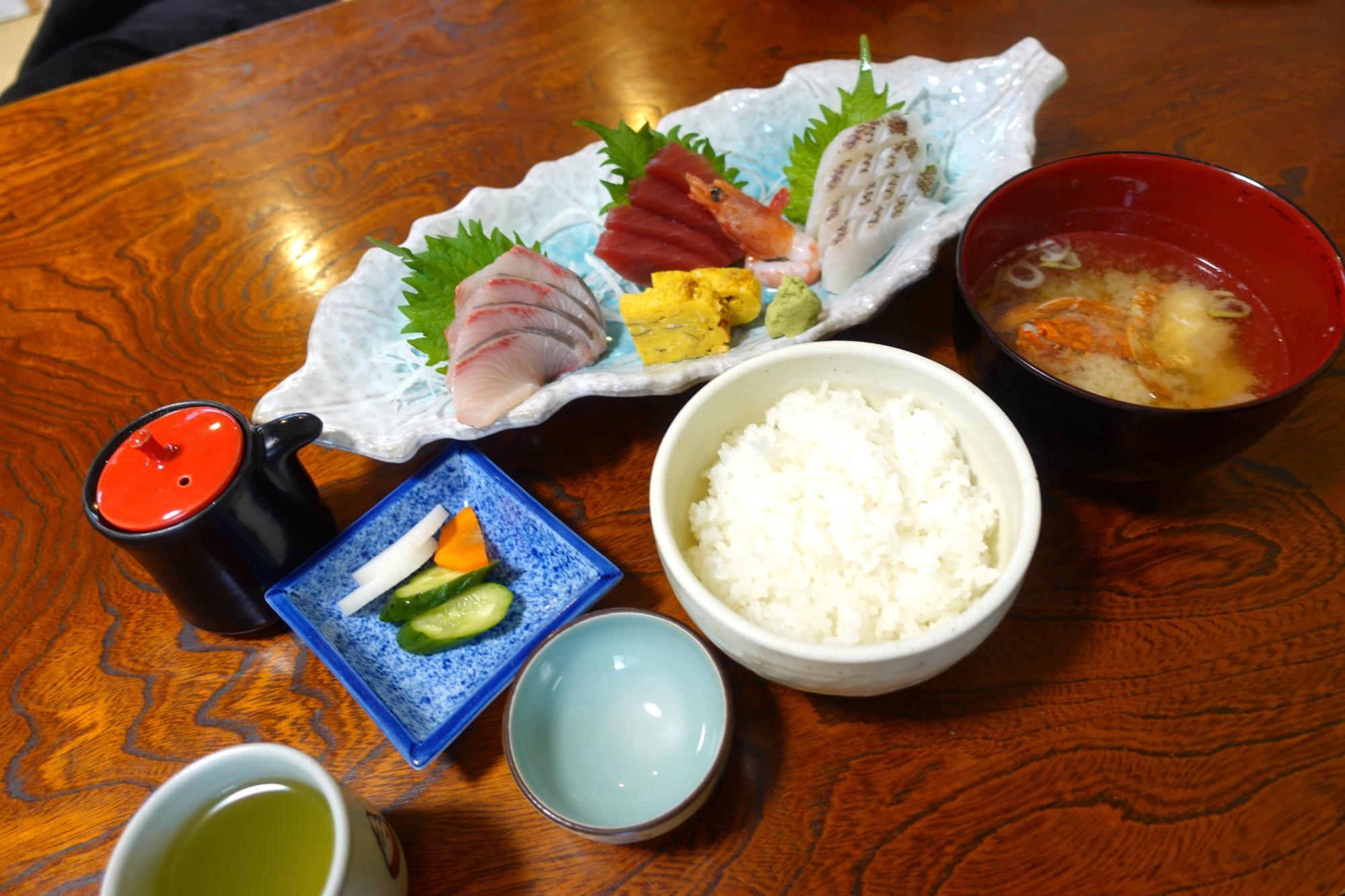 丑若丸 3点刺身 + 定食(ご飯セット)