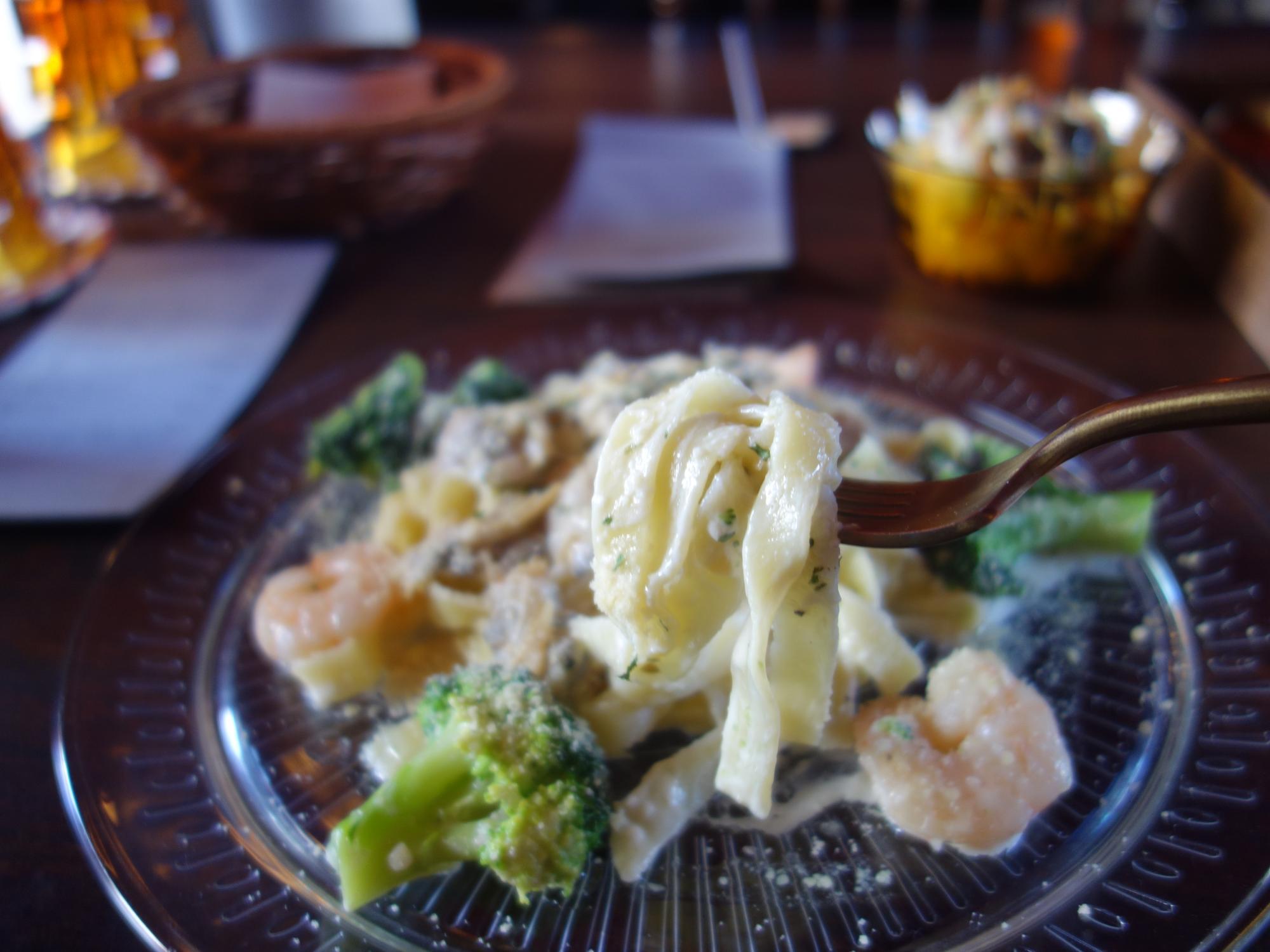 キッチン イザナイ 海老とあさりとブッロコリー レモンクリームパスタ