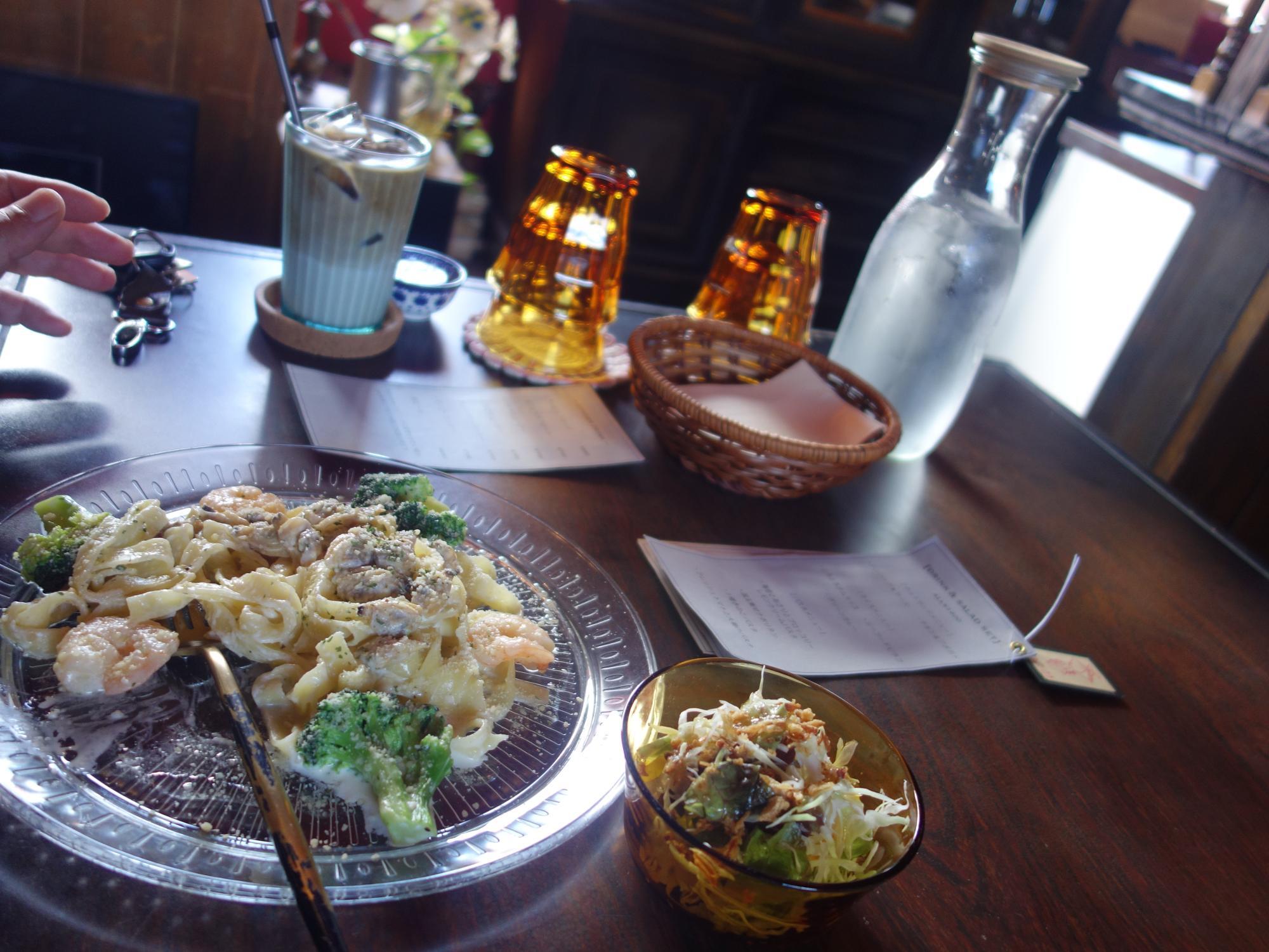 キッチン イザナイ 海老とあさりとブッロコリー レモンクリームパスタ サラダ