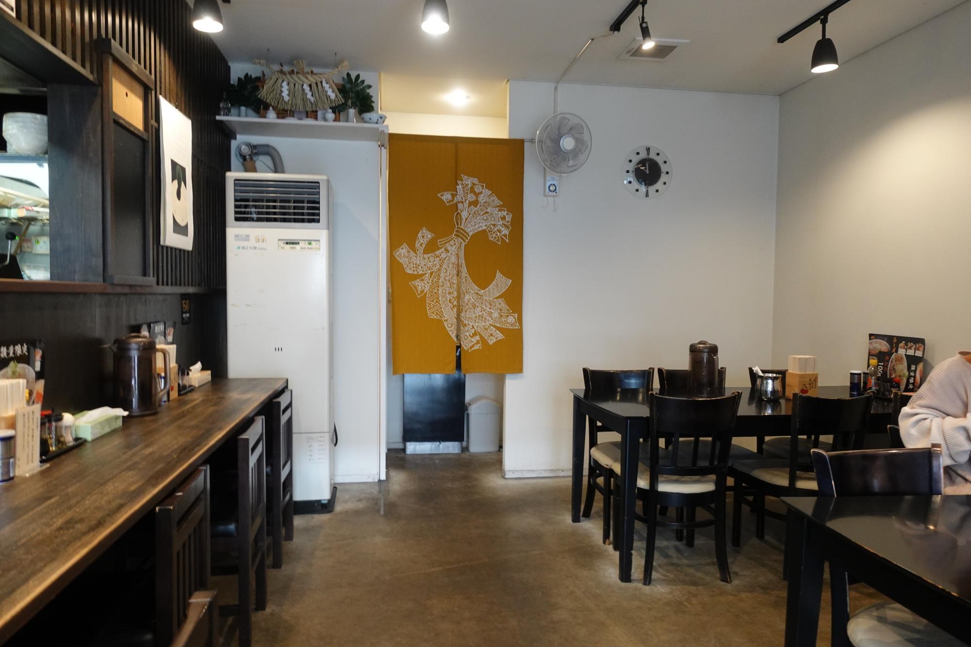 麺＆ダイニング 坂新 店内