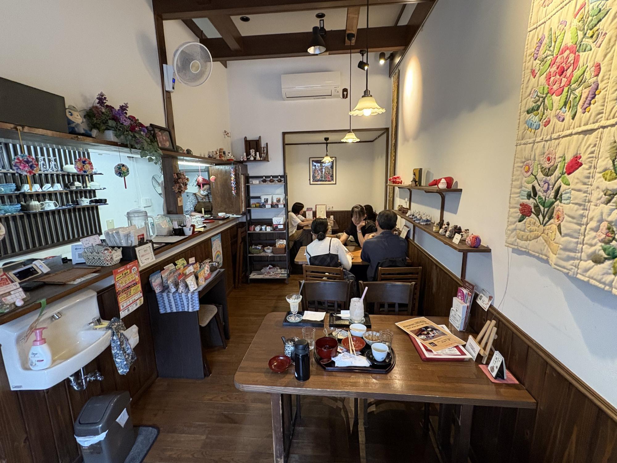 なぬか町茶房 結 店内