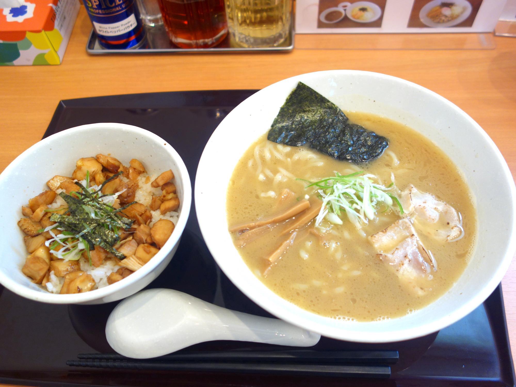 麺処 悦(えつ)  鶏チャーシュー丼 + 鶏ラーメン(醤油)