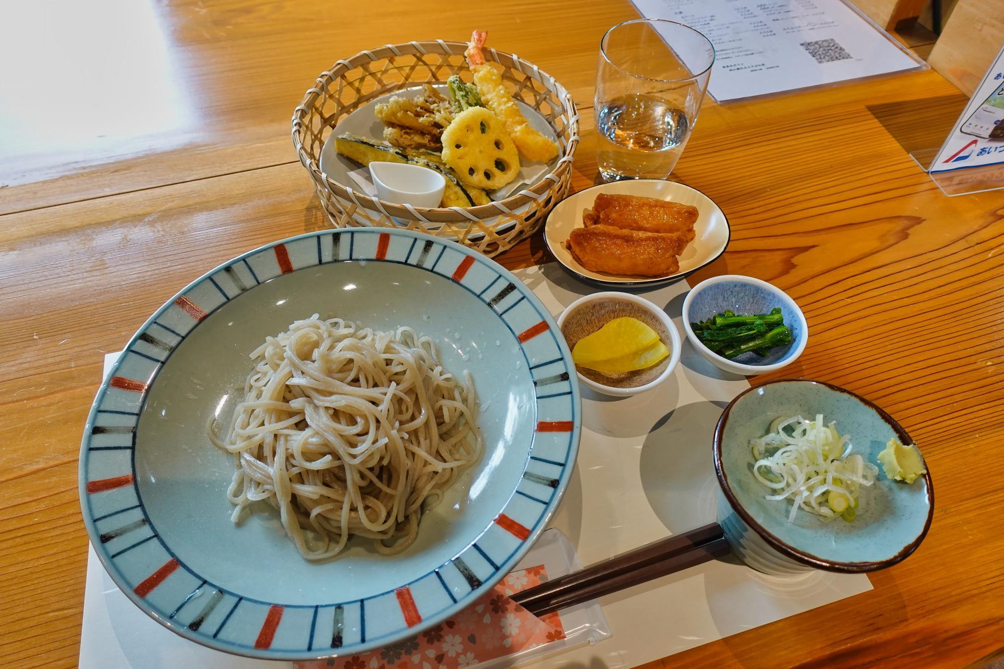 風と陽なたとそばの花 蕎麦御膳 天麩羅と稲荷つき