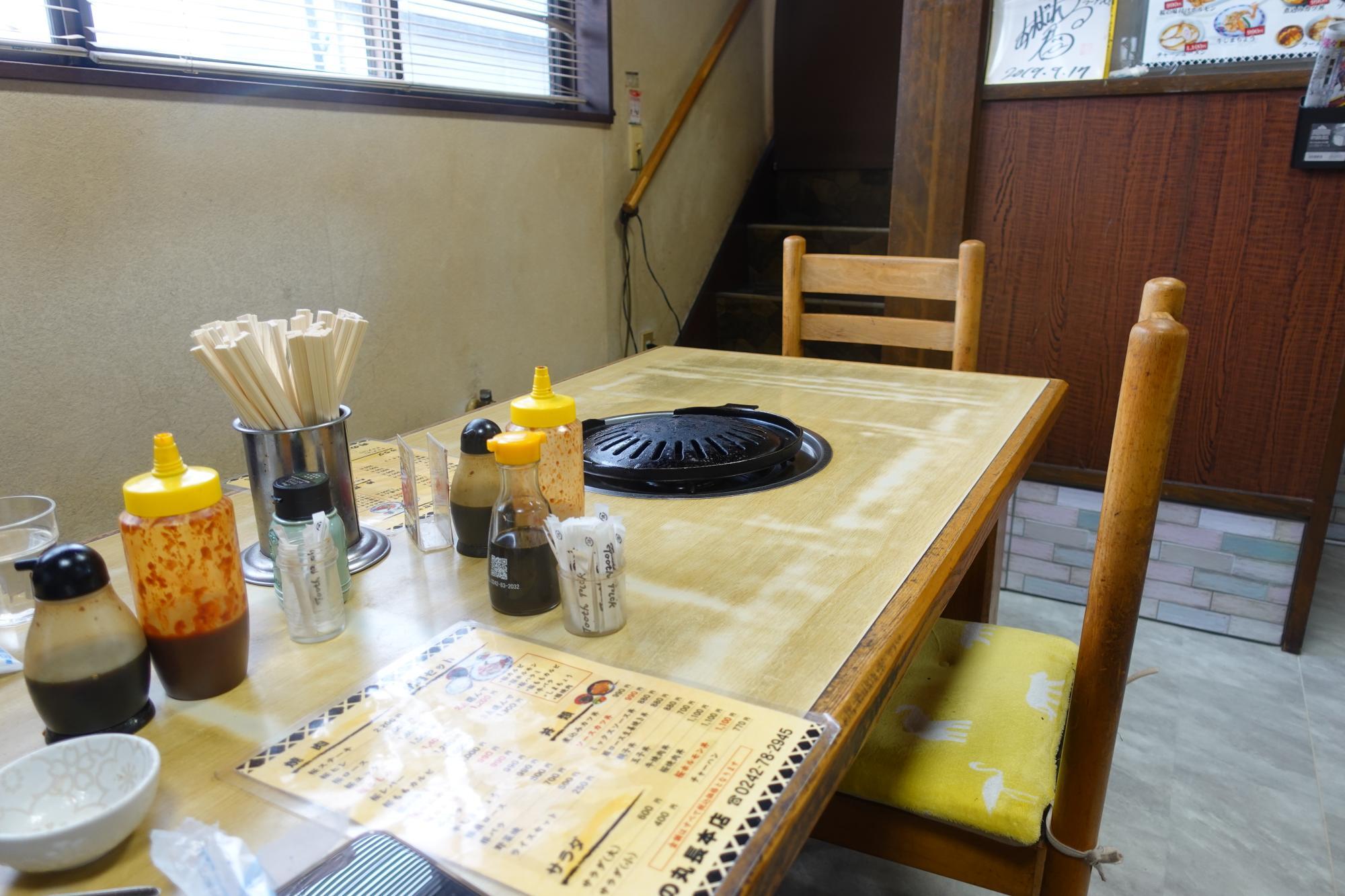 肉の 丸長 本店 店内 テーブル席