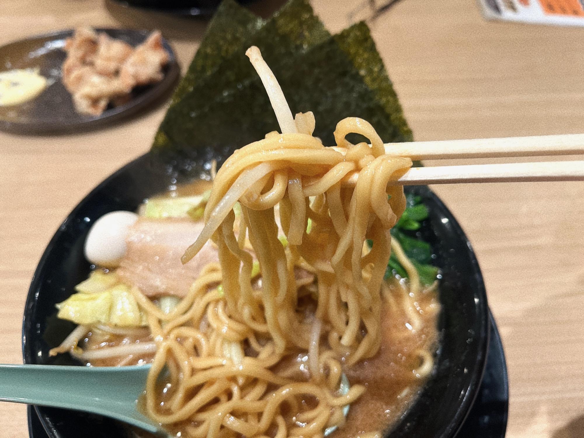 横浜家系ラーメン 創心家 味噌ラーメン 麺