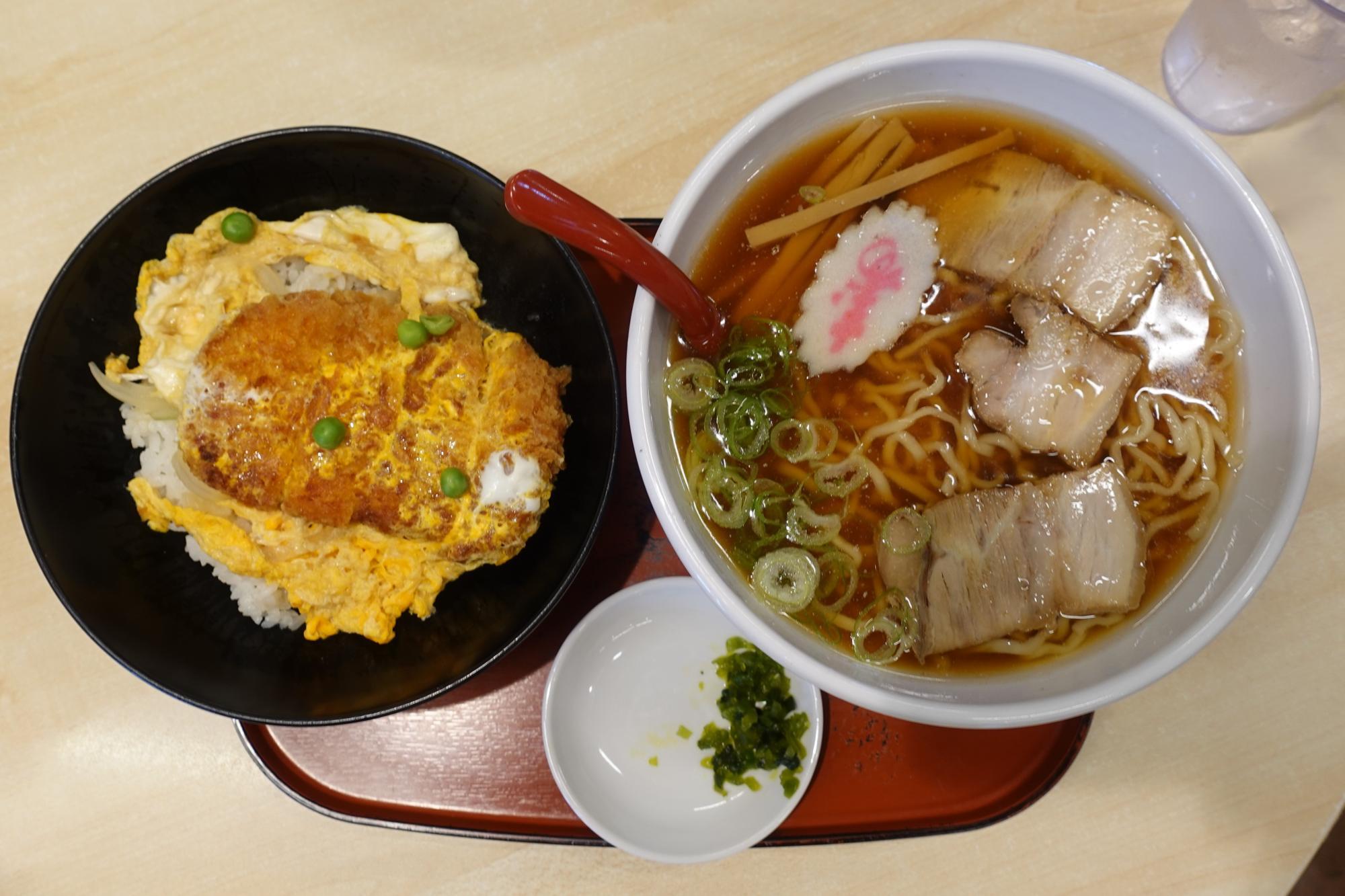 めでたいや 半煮込みカツ丼 + 醤油ラーメン